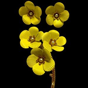 Vintge 1962 Yellow Enameled  Primrose Set by Sarah Coventry